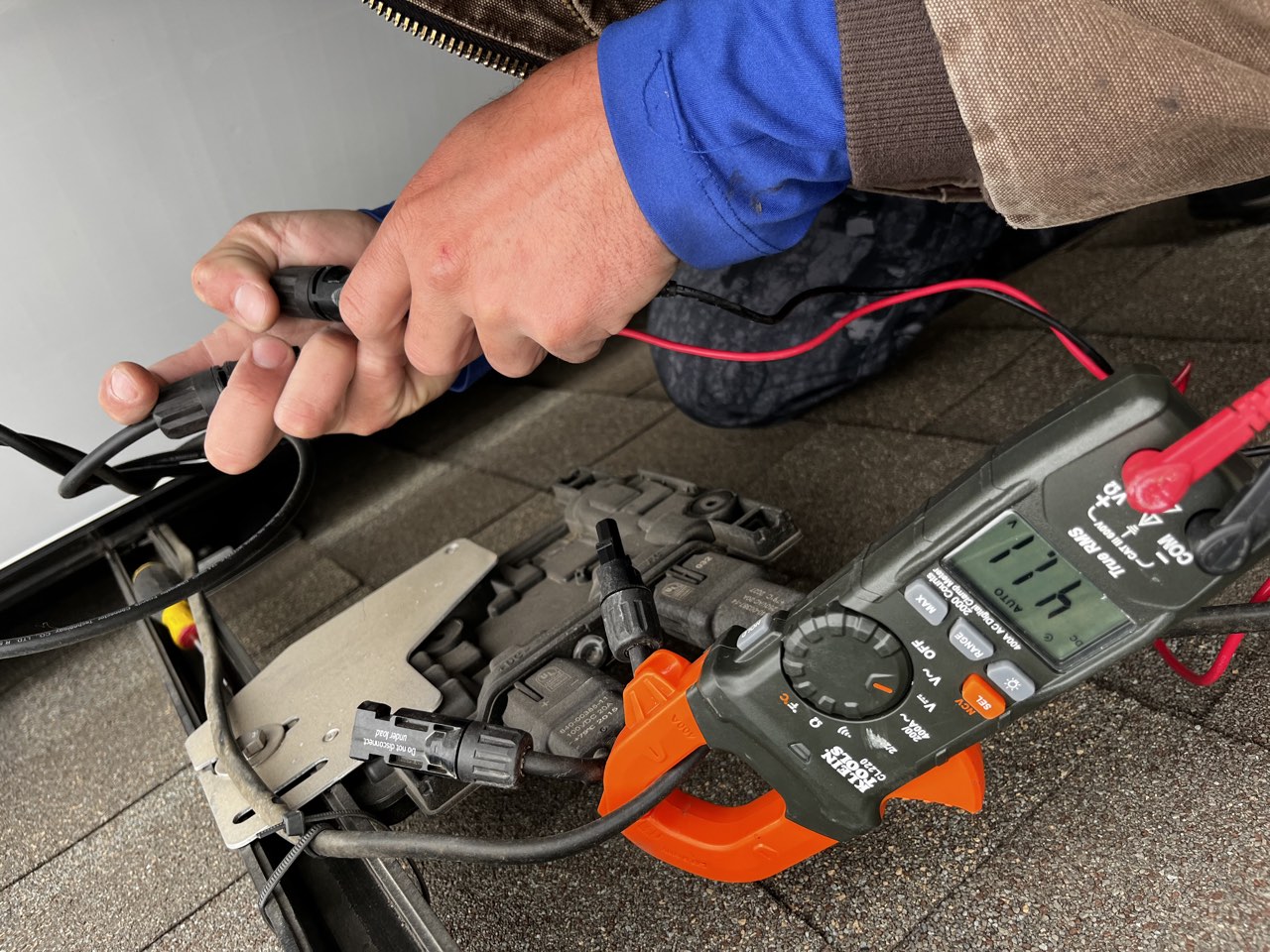 Clamp meter diagnostics on an active string, mid-repair